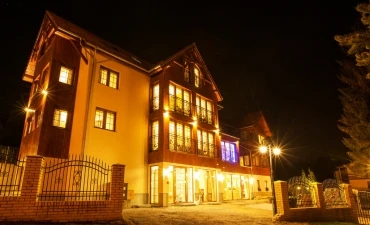 VILLA OSTOJA   GÄSTEHAUS   FLINSBERG   FREIE ZIMMER